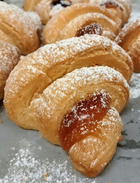 Croissant con la marmellata di albicocche